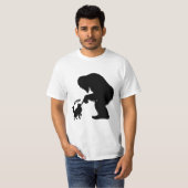 ビッグフットと戯れる長毛猫 Tシャツ (正面フル)