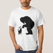 ビッグフットと戯れる長毛猫 Tシャツ (正面)