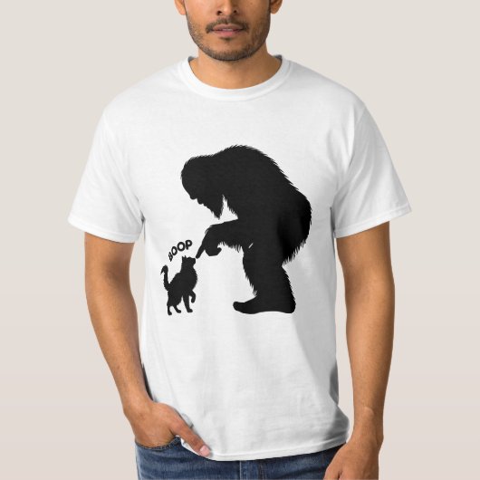 ビッグフットと戯れる長毛猫 Tシャツ (正面)