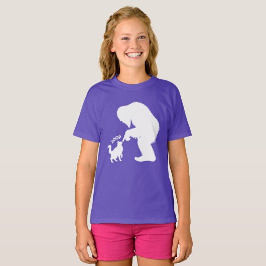 ビッグフットと戯れる長毛猫 Tシャツ (正面フル)