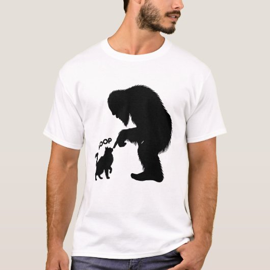 ビッグフットと戯れる長毛猫 Tシャツ (正面)