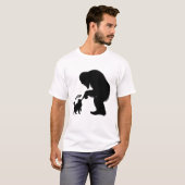 ビッグフットと戯れる長毛猫 Tシャツ (正面フル)