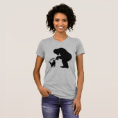 ビッグフットと遊ぶ長毛の猫をナデナデ Tシャツ (正面フル)