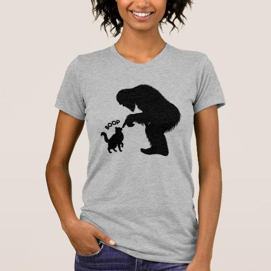 ビッグフットと遊ぶ長毛の猫をナデナデ Tシャツ (正面)