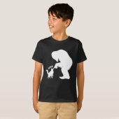 ビッグフットと遊ぶ長毛猫をポンポン Tシャツ (正面フル)