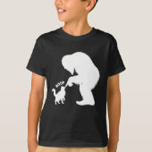 ビッグフットと遊ぶ長毛猫をポンポン Tシャツ (正面)