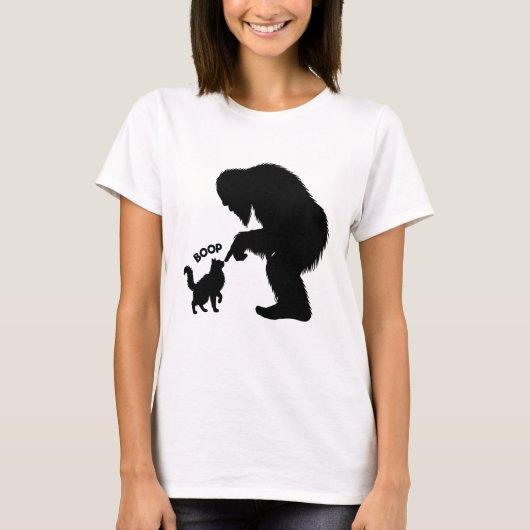 ビッグフットと遊ぶ長毛猫をポンポン Tシャツ (正面)