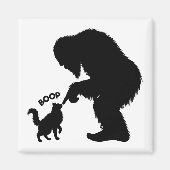 ビッグフットと遊ぶ長毛猫 マグネット (正面)