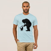 ビッグフットと遊ぶ長毛猫 Tシャツ (正面フル)