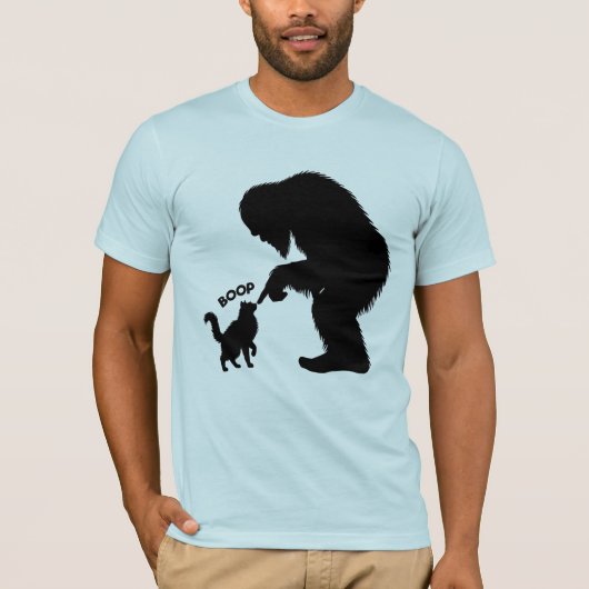 ビッグフットと遊ぶ長毛猫 Tシャツ (正面)