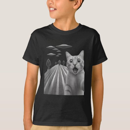 ビッグフットと驚いた猫の怖いセルフィー Tシャツ (正面)
