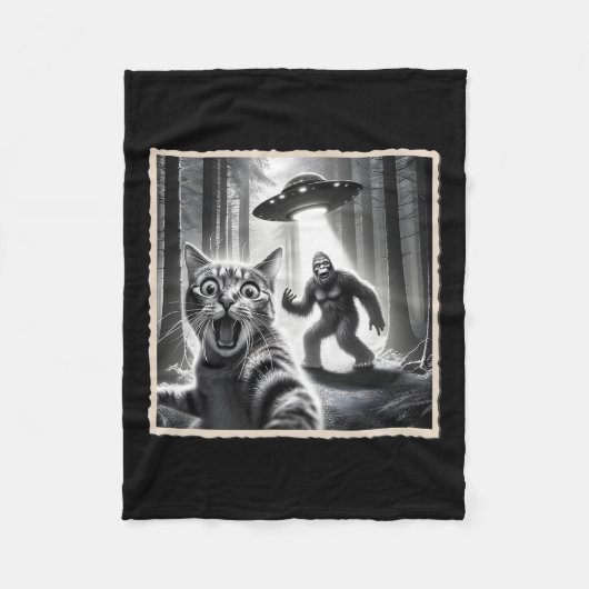 ビッグフットとUfoサスカッチCaのキャットセルフィーおもしろい フリースブランケット (正面)