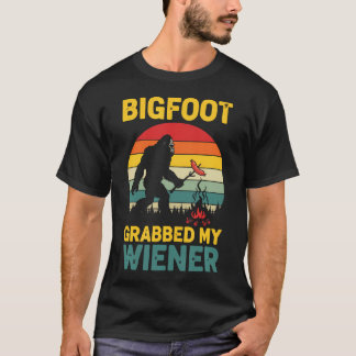ビッグフットにウィナーをつかまれたサスクワッチ Tシャツ