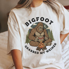 ビッグフットにウィンナーをつかまれた キャンプファイヤー キャンプ サスカッチ トライブレンドTシャツ