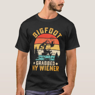 ビッグフットにウィンナーを掴まれた面白い男性用 Tシャツ