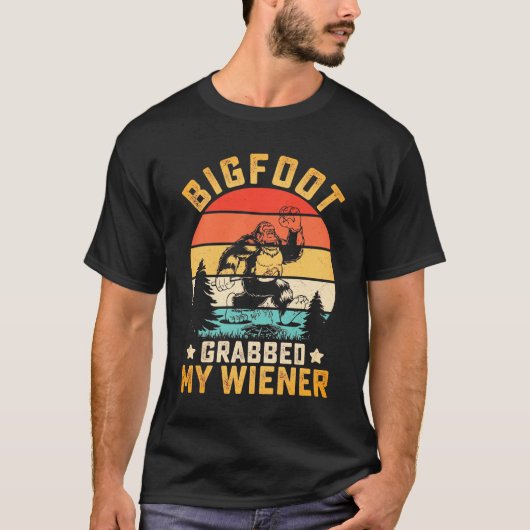 ビッグフットにウィンナーを掴まれた面白い男性用 Tシャツ (正面)