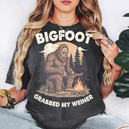ビッグフットにウィンナーを掴まれた!おもしろキャンプサスカッチ Tシャツ