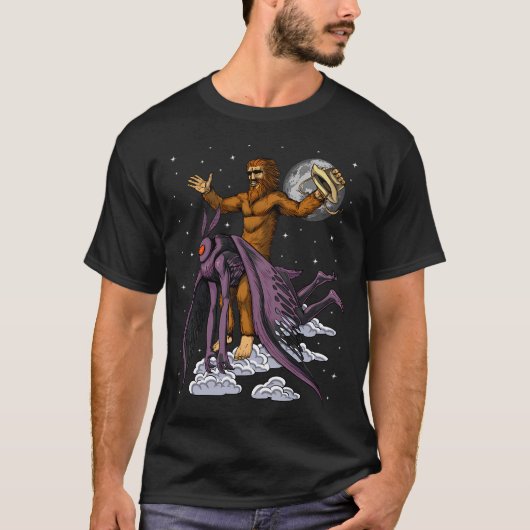 ビッグフットに乗るモスマン Tシャツ (正面)