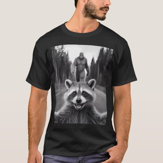 ビッグフットに怯えるアライグマの自撮り Tシャツ (正面)