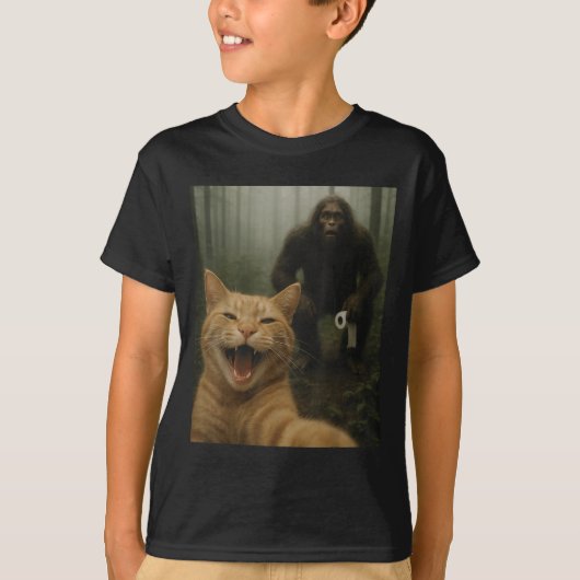 ビッグフットに驚いて喜ぶ猫の自撮り Tシャツ (正面)