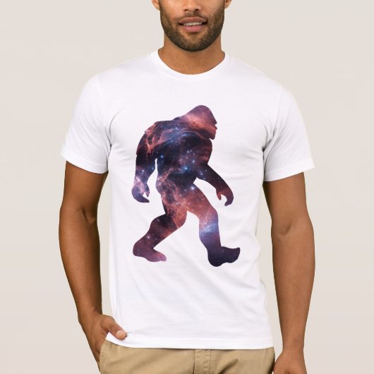 ビッグフットのシルエットと銀河 Tシャツ (正面)