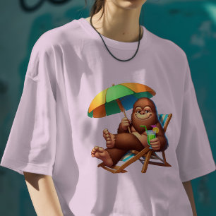 ビッグフットのビーチでリラックス Funny Summer Sasquatch Tシャツ