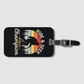 ビッグフットの隠れ家とシークワールドチャンピオン ラゲッジタグ (正面横)