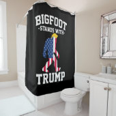 ビッグフットはトランプ2024選挙で立つ シャワーカーテン (インサイチュ)