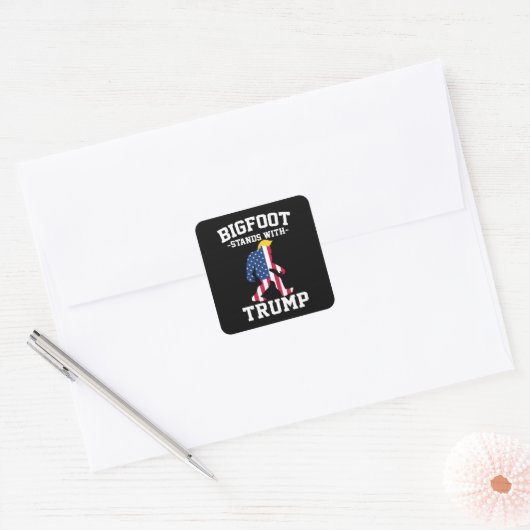 ビッグフットはトランプ2024選挙で立つ スクエアシール (封筒)