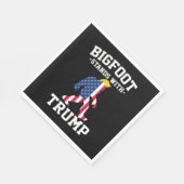 ビッグフットはトランプ2024選挙で立つ スタンダードランチョンナプキン (角)