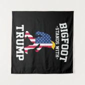 ビッグフットはトランプ2024選挙で立つ タペストリー (正面(横))