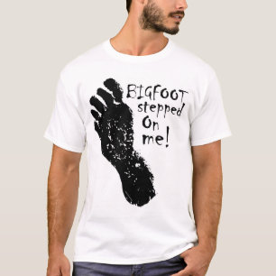 ビッグフットは私で歩みました! Tシャツ