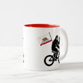 ビッグフットサイクリングカリフォルニアフラグ ツートーンマグカップ (正面右)