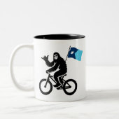 ビッグフットサイクリングミネソタ国旗 ツートーンマグカップ (左)