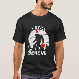 ビッグフットサスカッチイェティ信じサンタハットクリスマス Tシャツ