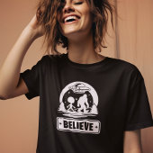 ビッグフットサスカッチクリプティド信者エイリアン女性 Tシャツ