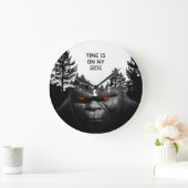 ビッグフットサスカッチポートレート  ラージ壁時計 (ホーム)