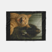 ビッグフットサスクとのびっくりハッピーなセルフィーで喜ぶ面白い猫 フリースブランケット (正面(横))