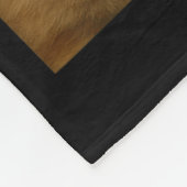 ビッグフットサスクとのびっくりハッピーなセルフィーで喜ぶ面白い猫 フリースブランケット (角)