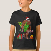 ビッグフットサンタクリスマスツリーライトおもしろいクリスマスSas Tシャツ (正面)