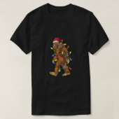 ビッグフットサンタクリスマスツリーライトおもしろいクリスマスSas Tシャツ (デザイン正面)