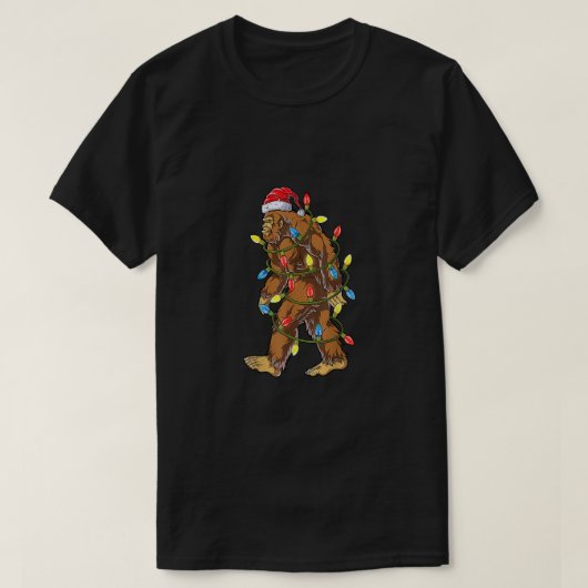 ビッグフットサンタクリスマスツリーライトおもしろいクリスマスSas Tシャツ (デザイン正面)