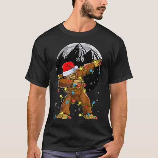 ビッグフットサンタクリスマスツリーライトズクリスマスボーイズメンズ Tシャツ (正面)