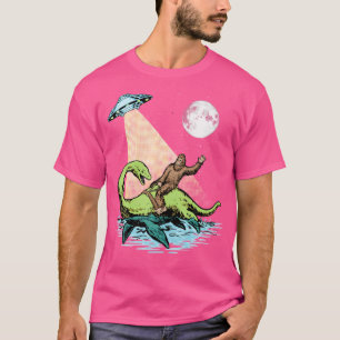ビッグフットライディングネッシーUfoエイリアンアットナイトおもしろいR Tシャツ
