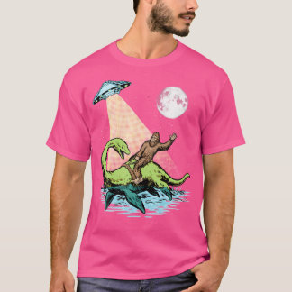 ビッグフットライディングネッシーUfoエイリアンアットナイトおもしろいR Tシャツ