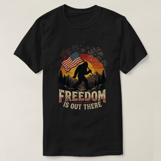 ビッグフット愛国的な独立記念日の夕焼け Tシャツ (デザイン正面)