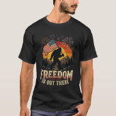ビッグフット愛国的な独立記念日の夕焼け Tシャツ (正面)
