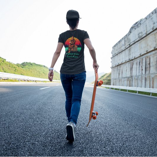 ビッグフット朝コーヒービッグフットの髪は気にない Tシャツ