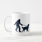 ビッグフット歩くが首輪でゴールデンリトリーバー コーヒーマグカップ (左)