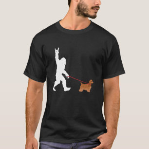 ビッグフット歩くコッカースパニエル犬ハッピードッグラブリーペ Tシャツ